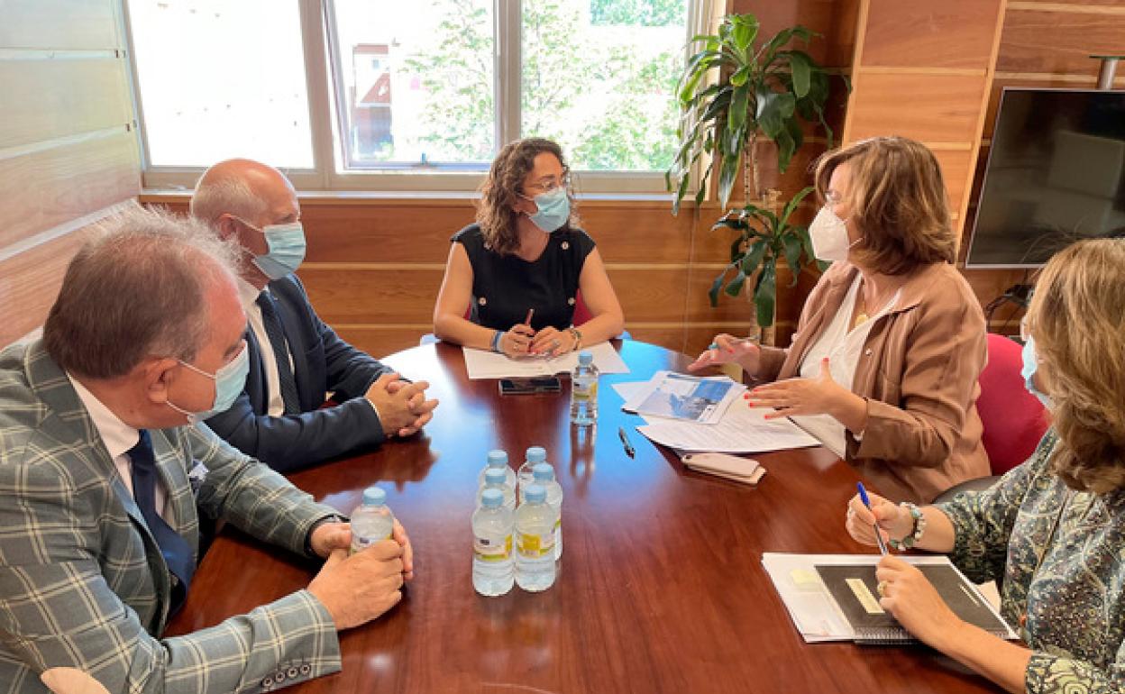 Reunión de la Consejera de Movilidad y Transformación Digital, María Gonzalez, con la presidenta de la Diputación de Palencia, Ángeles Armisén. 