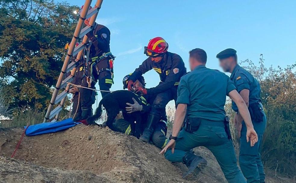 Efectivos de Bomberos León y Guardia Civil, en el momento de realizar el rescate de 'Rony'. 