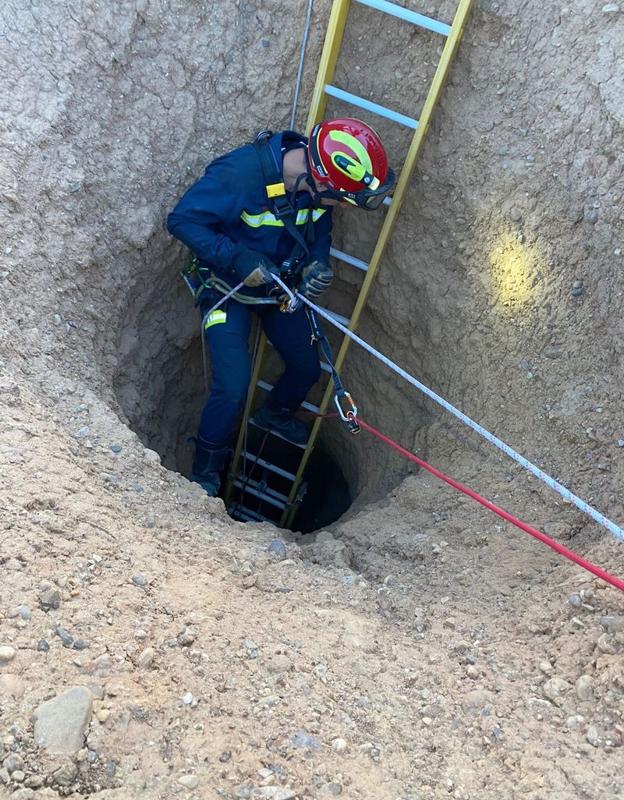 Efectivos de Bomberos León, durante el rescate de 'Rony'. 