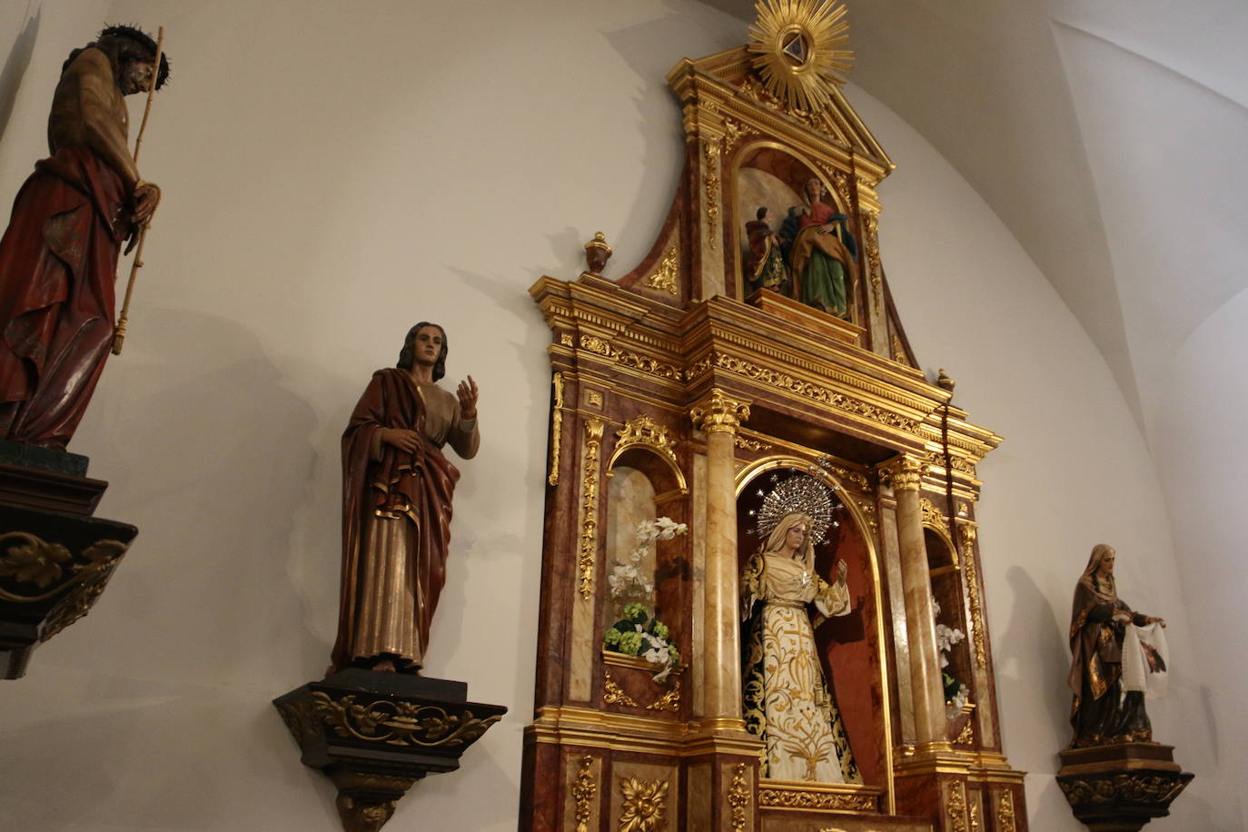 Santa Nonia monta el Cristo por verano. La capilla abre sus puertas para una nueva edición del Museo de Verano de la Semana Santa en el que las cofradías de Nuestra Señora de las Angustias y Soledad y el Dulce Nombre de Jesús Nazareno exponen su patrimonio con dos pasos listos para procesionar.