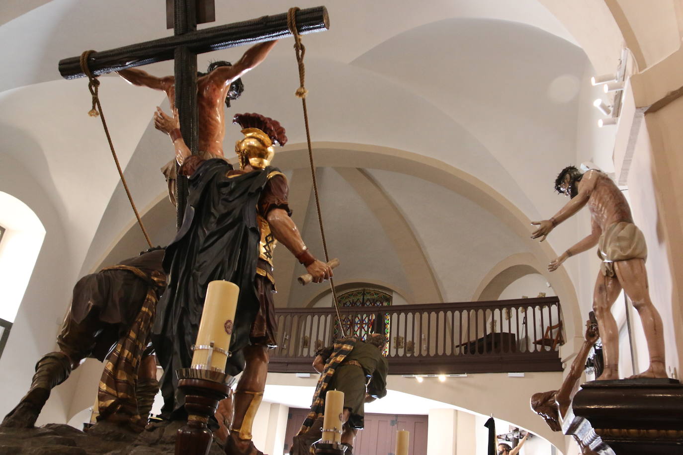 Santa Nonia monta el Cristo por verano. La capilla abre sus puertas para una nueva edición del Museo de Verano de la Semana Santa en el que las cofradías de Nuestra Señora de las Angustias y Soledad y el Dulce Nombre de Jesús Nazareno exponen su patrimonio con dos pasos listos para procesionar.