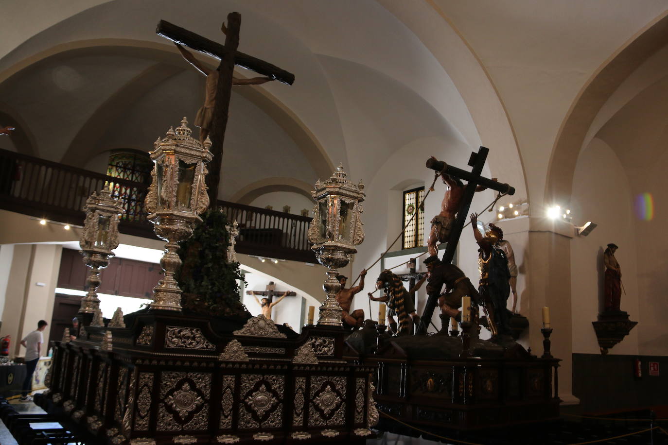 Santa Nonia monta el Cristo por verano. La capilla abre sus puertas para una nueva edición del Museo de Verano de la Semana Santa en el que las cofradías de Nuestra Señora de las Angustias y Soledad y el Dulce Nombre de Jesús Nazareno exponen su patrimonio con dos pasos listos para procesionar.