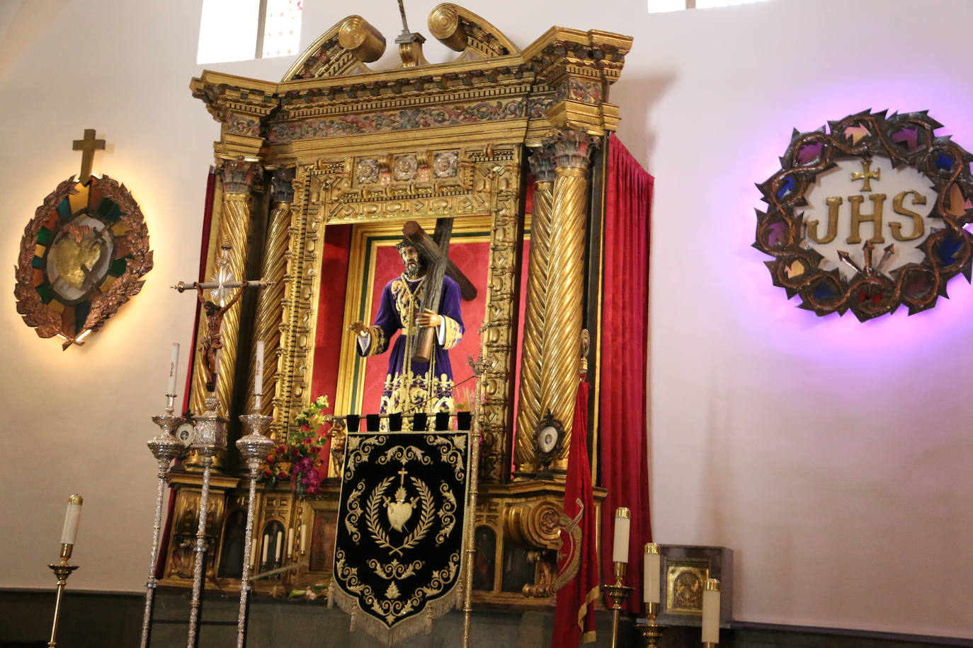 Santa Nonia monta el Cristo por verano. La capilla abre sus puertas para una nueva edición del Museo de Verano de la Semana Santa en el que las cofradías de Nuestra Señora de las Angustias y Soledad y el Dulce Nombre de Jesús Nazareno exponen su patrimonio con dos pasos listos para procesionar.