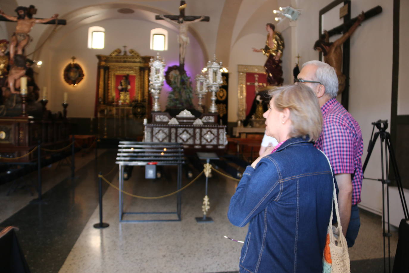 Santa Nonia monta el Cristo por verano. La capilla abre sus puertas para una nueva edición del Museo de Verano de la Semana Santa en el que las cofradías de Nuestra Señora de las Angustias y Soledad y el Dulce Nombre de Jesús Nazareno exponen su patrimonio con dos pasos listos para procesionar.