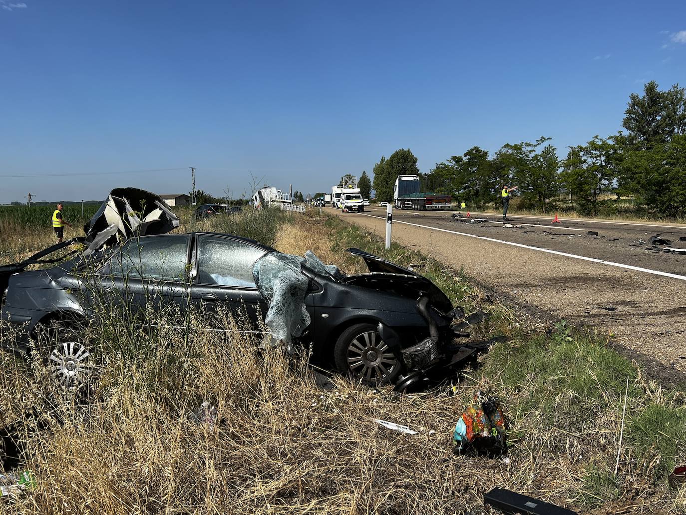 Fallece el conductor de un vehículo tras un brutal impacto con un camión en San Martín del Camino. El accidente ha tenido lugar cuando, por causas que se desconocen, el conductor del coche ha impactado frontolateralmente con el vehículo pesado. 