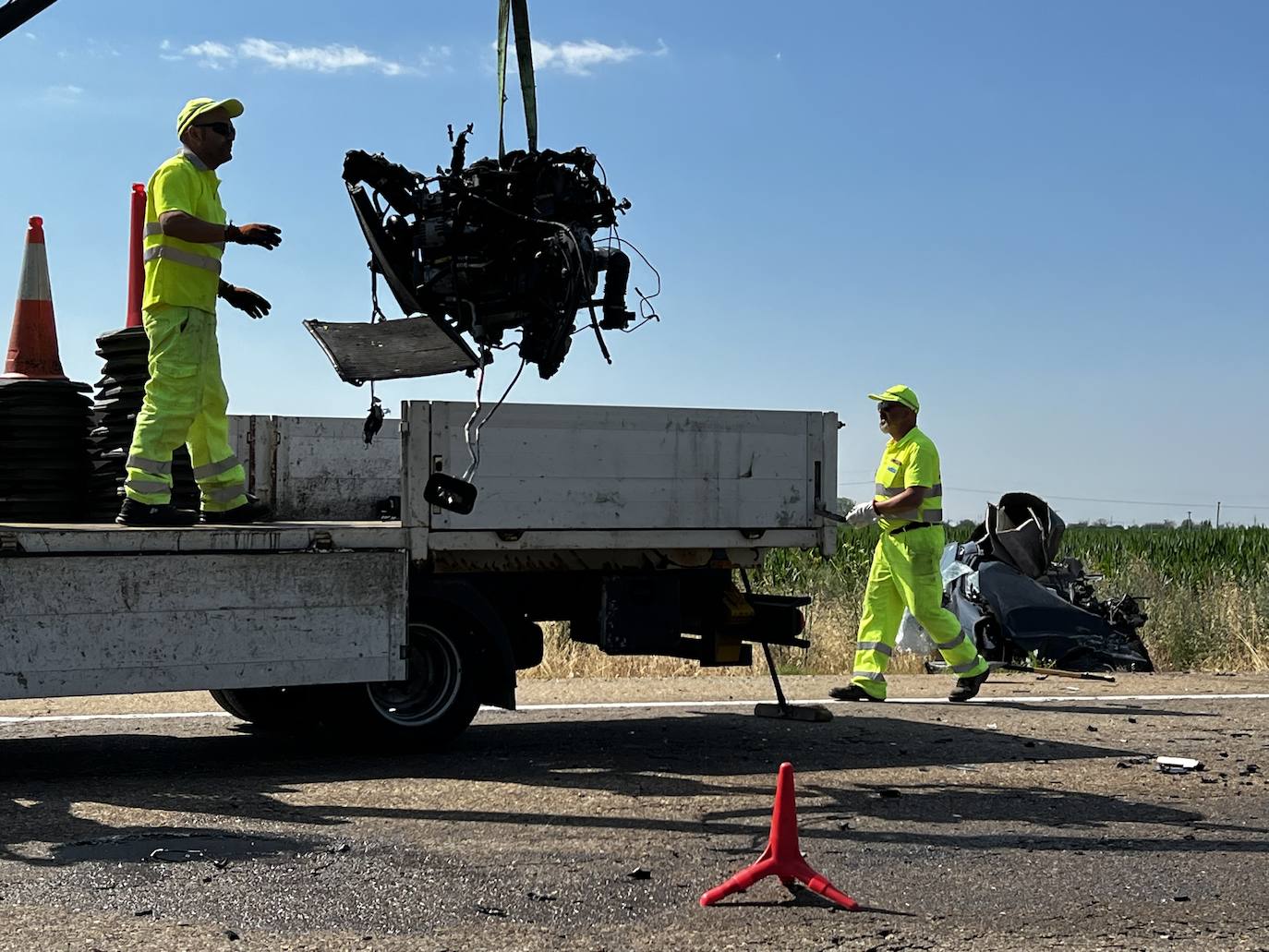 Fallece el conductor de un vehículo tras un brutal impacto con un camión en San Martín del Camino. El accidente ha tenido lugar cuando, por causas que se desconocen, el conductor del coche ha impactado frontolateralmente con el vehículo pesado. 