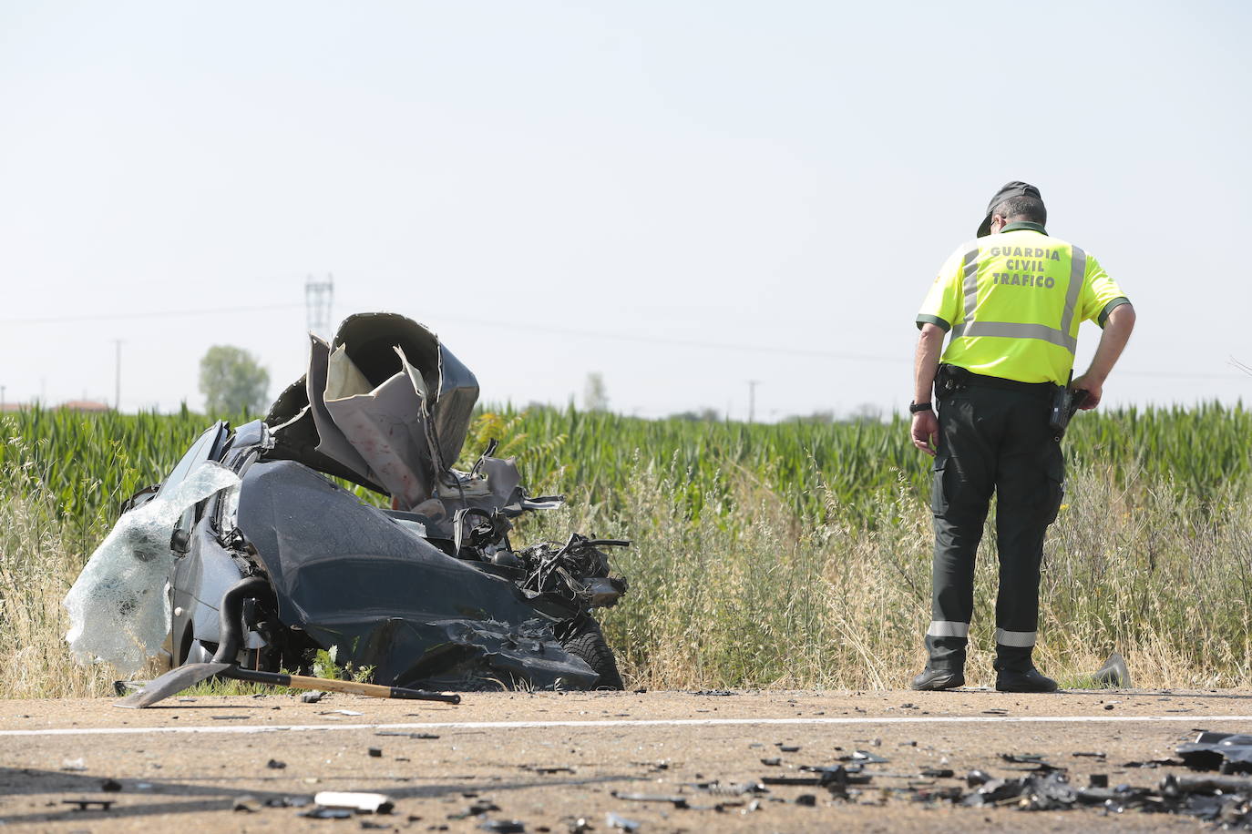 Fallece el conductor de un vehículo tras un brutal impacto con un camión en San Martín del Camino. El accidente ha tenido lugar cuando, por causas que se desconocen, el conductor del coche ha impactado frontolateralmente con el vehículo pesado. 