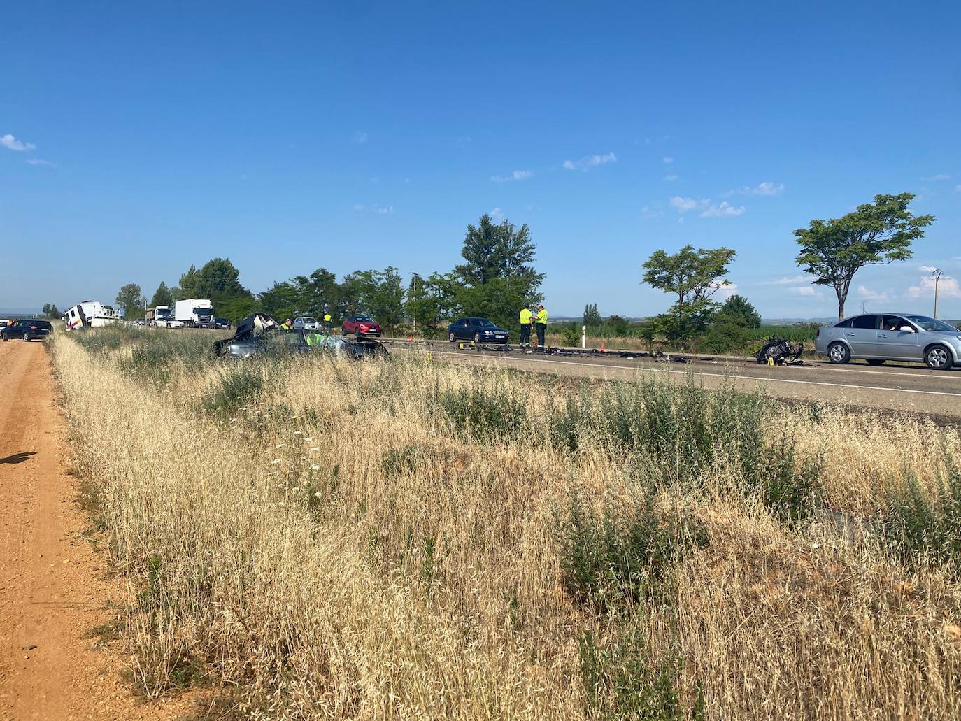 Fallece el conductor de un vehículo tras un brutal impacto con un camión en San Martín del Camino. El accidente ha tenido lugar cuando, por causas que se desconocen, el conductor del coche ha impactado frontolateralmente con el vehículo pesado. 