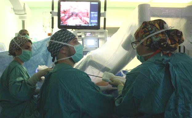 El Hospital de León ha realizado desde 2018 un total de 350 operaciones con el robot 'Da Vinci', sobre todo en el servicio de urología. 