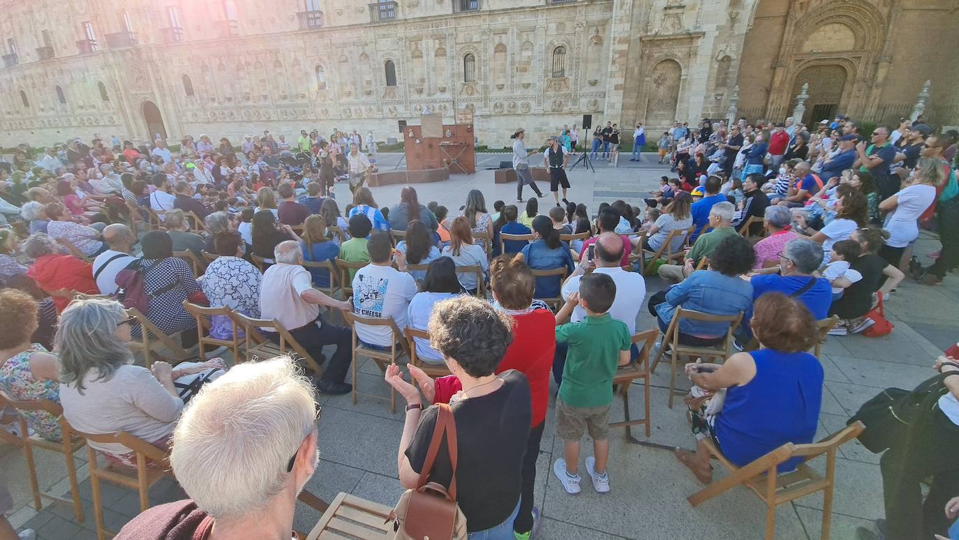 La compañía granadina Vaivén Circo, con 'Do not disturb', abre en la Plaza de San Marcos el 'Circo Festival Cuna del Parlamentarismo en el Camino' | Las artes circenses se convierten en protagonistas en la ciudad durante las próximas semanas.