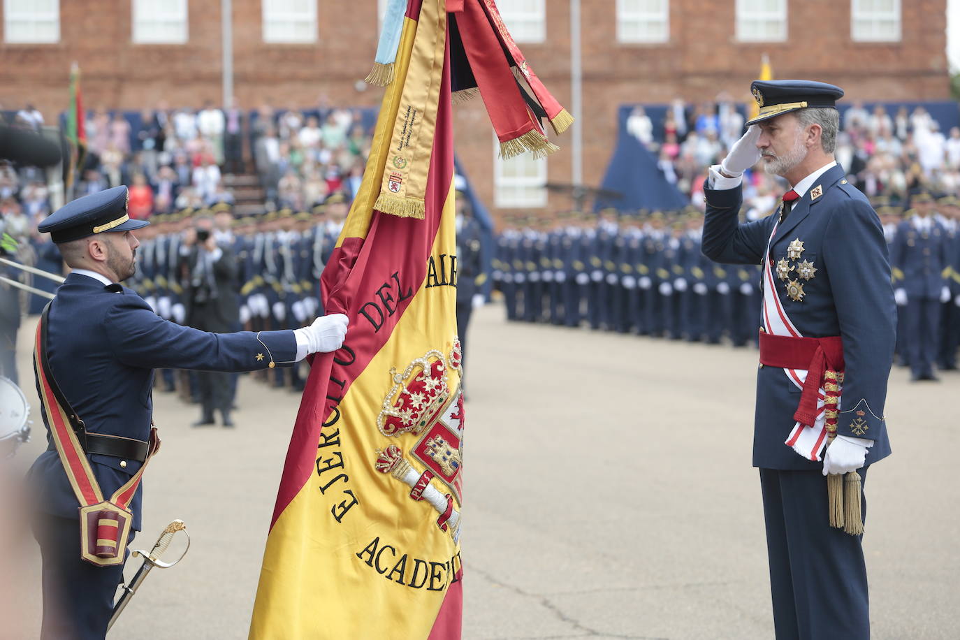 La Academia Básica del Aire recupera la normalidad con la entrega de Reales Despachos a los nuevos sargentos de la XXX promoción de la Escala de Suboficiales del Ejército del Aire. Emoción contenida en un acto en el que el Felipe VI ha remarcado el valor, la grandeza, la fortaleza ante los difíciles momentos y la ejemplaridad del Ejército del Aire y los nuevos retos a los que se enfrentan sus profesionales. 