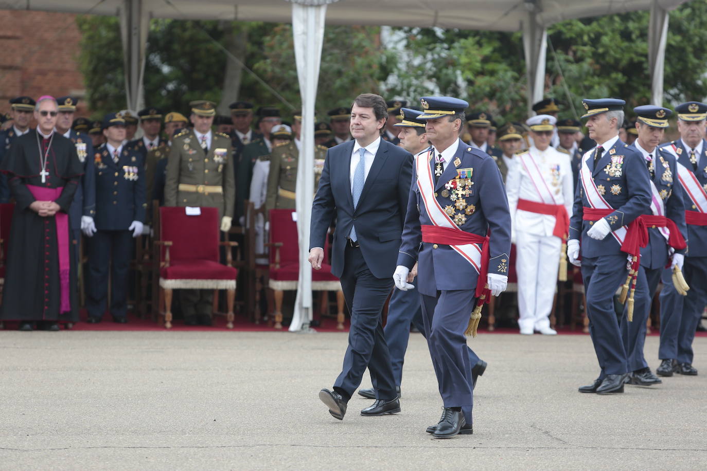 La Academia Básica del Aire recupera la normalidad con la entrega de Reales Despachos a los nuevos sargentos de la XXX promoción de la Escala de Suboficiales del Ejército del Aire. Emoción contenida en un acto en el que el Felipe VI ha remarcado el valor, la grandeza, la fortaleza ante los difíciles momentos y la ejemplaridad del Ejército del Aire y los nuevos retos a los que se enfrentan sus profesionales. 