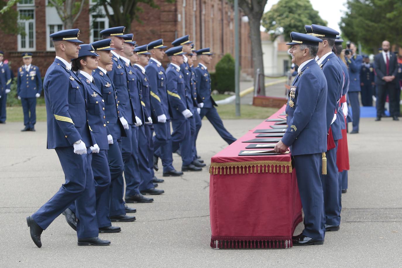 La Academia Básica del Aire recupera la normalidad con la entrega de Reales Despachos a los nuevos sargentos de la XXX promoción de la Escala de Suboficiales del Ejército del Aire. Emoción contenida en un acto en el que el Felipe VI ha remarcado el valor, la grandeza, la fortaleza ante los difíciles momentos y la ejemplaridad del Ejército del Aire y los nuevos retos a los que se enfrentan sus profesionales. 