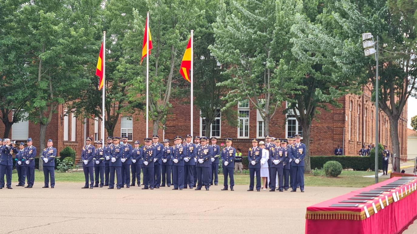 La Academia Básica del Aire recupera la normalidad con la entrega de Reales Despachos a los nuevos sargentos de la XXX promoción de la Escala de Suboficiales del Ejército del Aire. Emoción contenida en un acto en el que el Felipe VI ha remarcado el valor, la grandeza, la fortaleza ante los difíciles momentos y la ejemplaridad del Ejército del Aire y los nuevos retos a los que se enfrentan sus profesionales. 