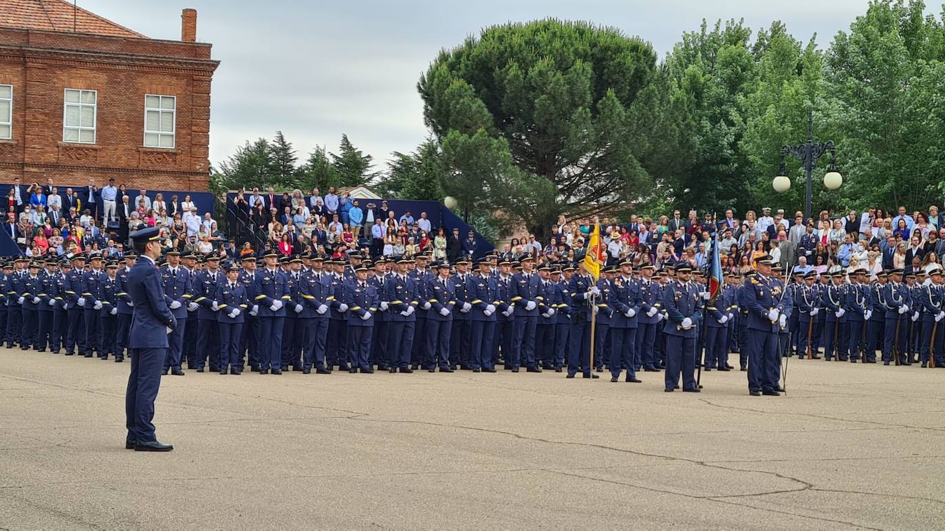 La Academia Básica del Aire recupera la normalidad con la entrega de Reales Despachos a los nuevos sargentos de la XXX promoción de la Escala de Suboficiales del Ejército del Aire. Emoción contenida en un acto en el que el Felipe VI ha remarcado el valor, la grandeza, la fortaleza ante los difíciles momentos y la ejemplaridad del Ejército del Aire y los nuevos retos a los que se enfrentan sus profesionales. 