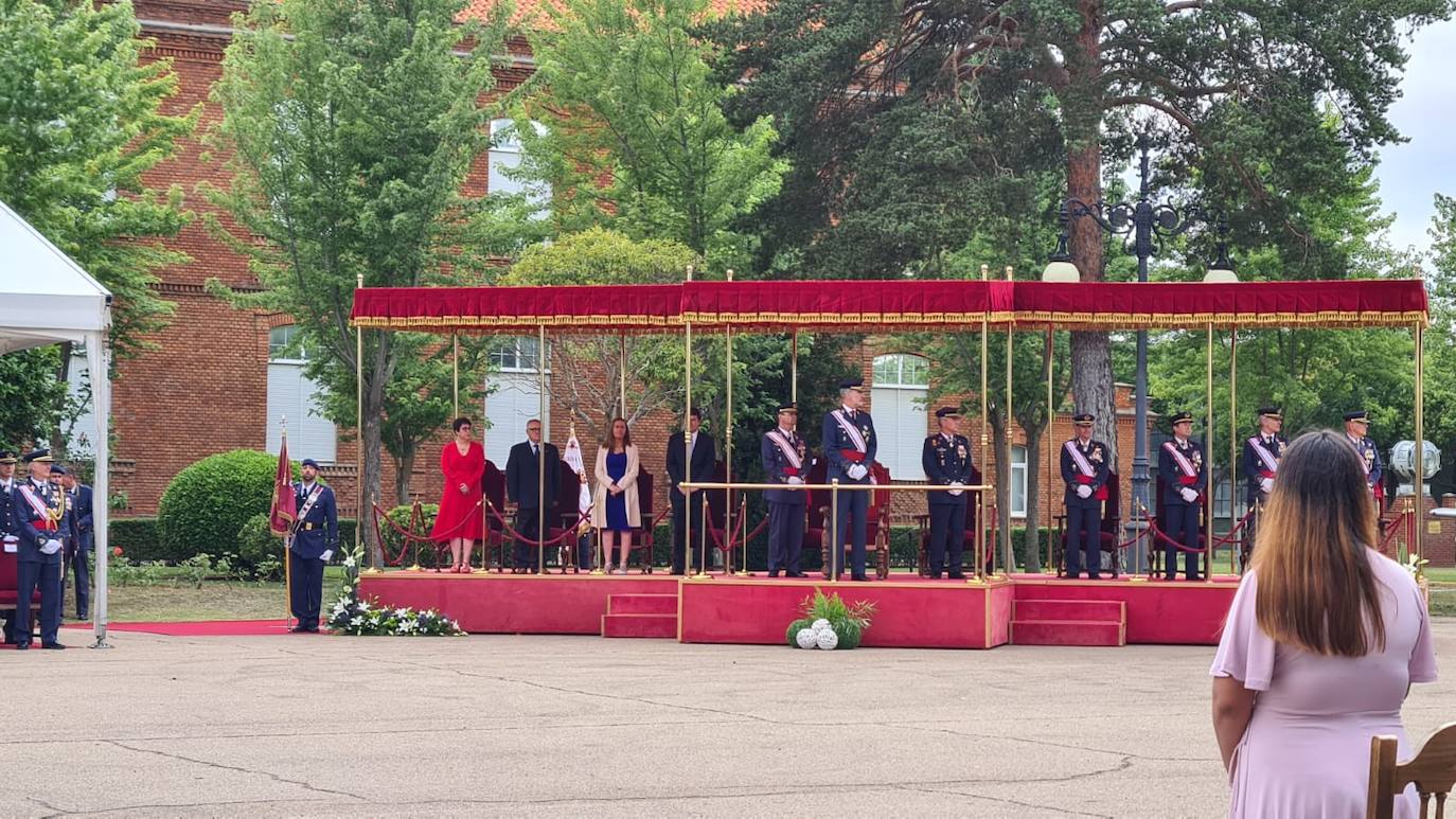 La Academia Básica del Aire recupera la normalidad con la entrega de Reales Despachos a los nuevos sargentos de la XXX promoción de la Escala de Suboficiales del Ejército del Aire. Emoción contenida en un acto en el que el Felipe VI ha remarcado el valor, la grandeza, la fortaleza ante los difíciles momentos y la ejemplaridad del Ejército del Aire y los nuevos retos a los que se enfrentan sus profesionales. 