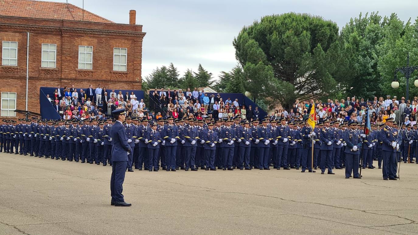 La Academia Básica del Aire recupera la normalidad con la entrega de Reales Despachos a los nuevos sargentos de la XXX promoción de la Escala de Suboficiales del Ejército del Aire. Emoción contenida en un acto en el que el Felipe VI ha remarcado el valor, la grandeza, la fortaleza ante los difíciles momentos y la ejemplaridad del Ejército del Aire y los nuevos retos a los que se enfrentan sus profesionales. 