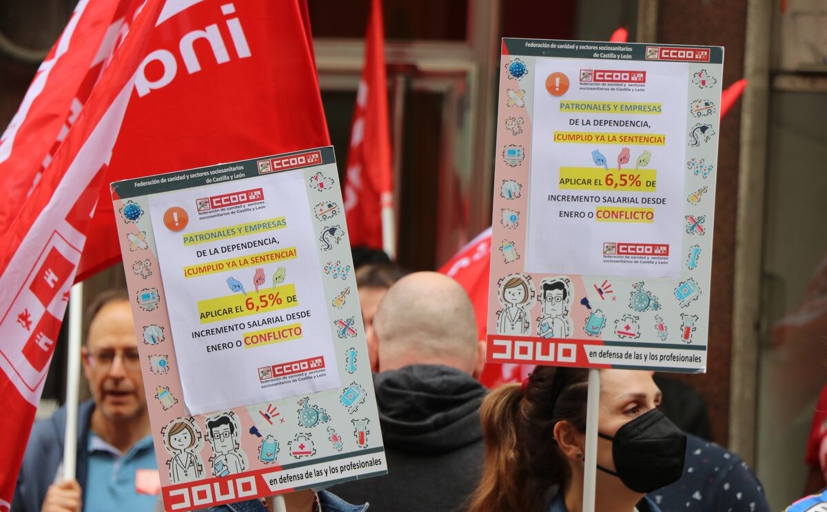 UGT y CCOO se concentran frente a la sede de la Fele para reclamar el debloqueo de 14 convenios colectivos que afectan a 37.000 trabajadores y les piden «abandonar su actitud egoísta» para que la crisis actual «no la pague sólo la clase trabajadora»