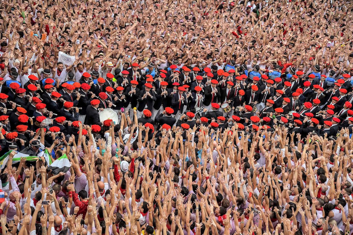 La banda de música municipal 'Pamplonesa' toca durante el Chupinazo que da inicio de las fiestas de San Fermín. 