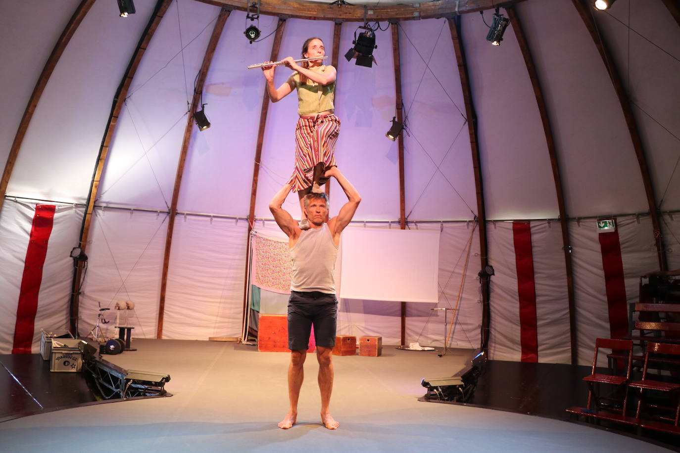 El circo en un iglú. Nicole&Martin aterriza en León para mostra sus habilidades circenses en medio de un espectáculo único. Sus actuaciones están inspiradas en las historias de los hermanos Grimm, a las que los actores les dotan de elementos teatrales, musicales y de danza. 