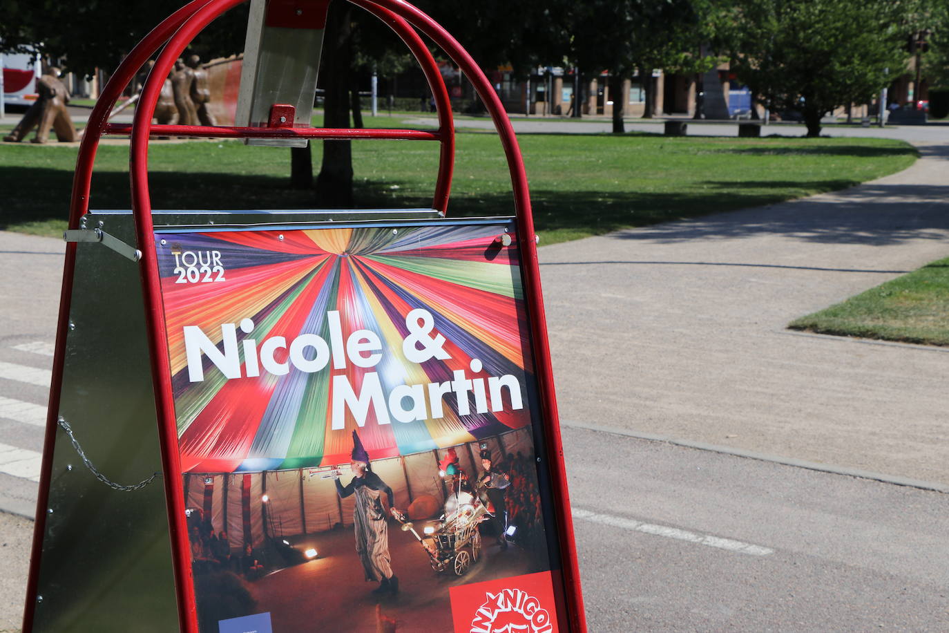 El circo en un iglú. Nicole&Martin aterriza en León para mostra sus habilidades circenses en medio de un espectáculo único. Sus actuaciones están inspiradas en las historias de los hermanos Grimm, a las que los actores les dotan de elementos teatrales, musicales y de danza. 