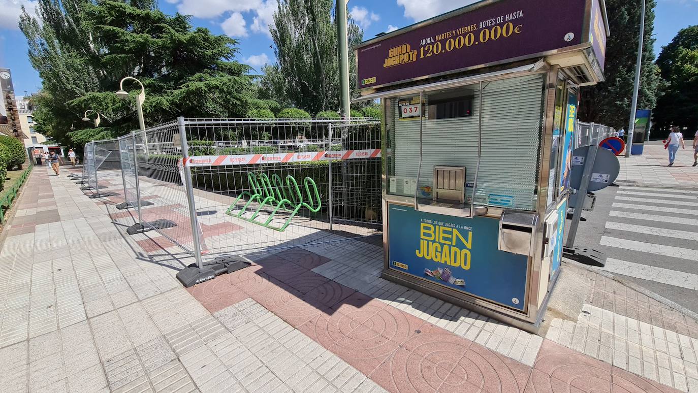 Los comerciantes tendrían que haber iniciado esta semana su traslado, pero no hay carpa alternativa ni proyecto inmediato de ejecución de obra tras las discrepancias con la adjudicataria. Los comerciantes aseguran que «no tiene pinta que nos mudemos» y el Ayuntamiento apela a los compromisos con la empresa. 