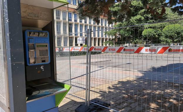 Galería. Imagen del aparcamiento de Santa Nonia, cerrado al público a la espera de recibir la carpa que debería acoger a los comerciantes del Conde Luna. 