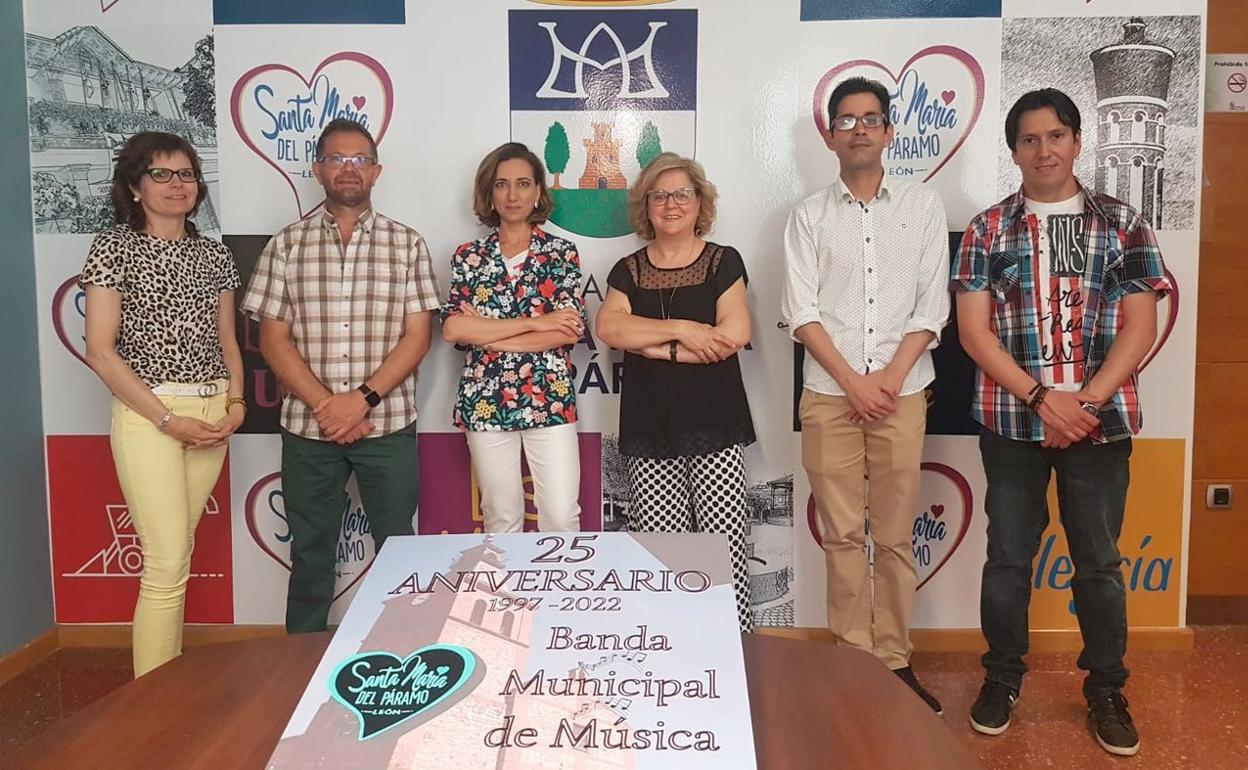 Representantes municipales junto al cartel ganador. 