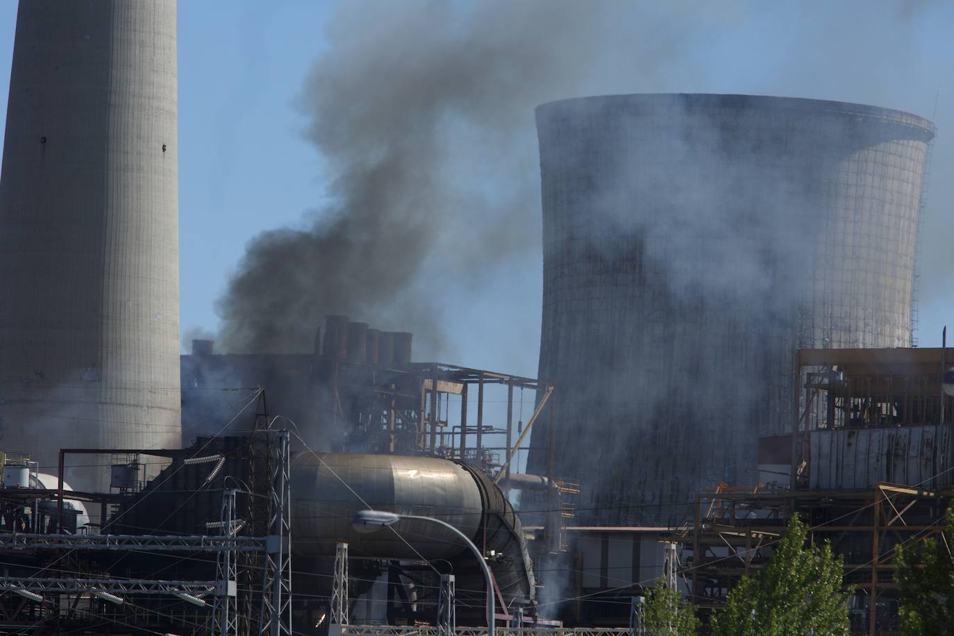 Un aparatoso incendio en el interior de la Central térmica de Compostilla alarma a todo El Bierzo. El 112 recibe más de una veintena de llamadas alertando del humo que sale del interior de la central. Bomberos de Ponferrada, Guardia Civil y una ambulancia de Sacyl trabajan en la Central térmica Compotilla II en Cubillos del Sil ante una enorme columna de humo que sale del interior de la instalación. 