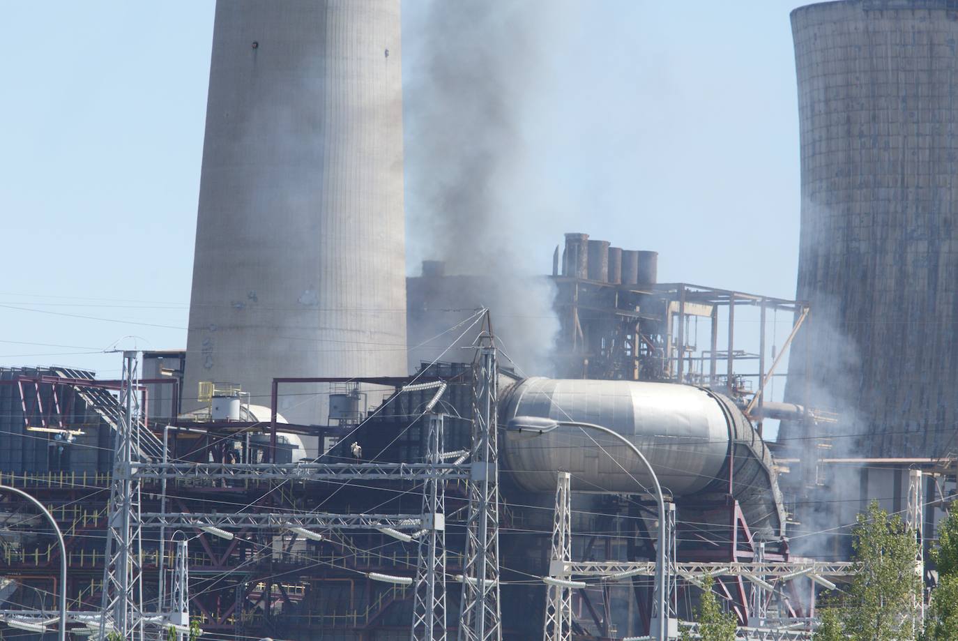 Un aparatoso incendio en el interior de la Central térmica de Compostilla alarma a todo El Bierzo. El 112 recibe más de una veintena de llamadas alertando del humo que sale del interior de la central. Bomberos de Ponferrada, Guardia Civil y una ambulancia de Sacyl trabajan en la Central térmica Compotilla II en Cubillos del Sil ante una enorme columna de humo que sale del interior de la instalación. 