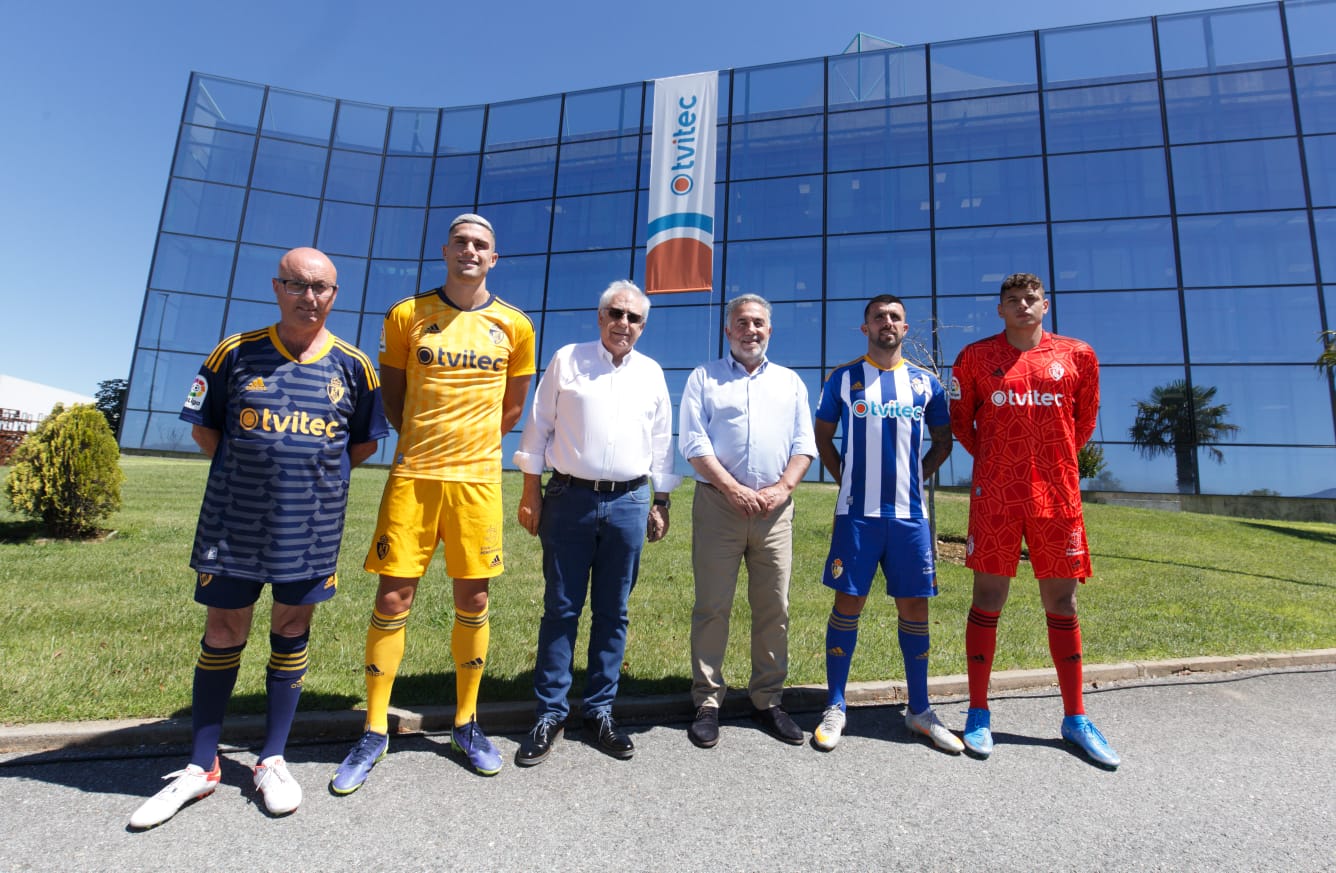 El club berciano ha presentado sus nuevas equipaciones en la sede de Tvitec, nuevo colaborador del club, con una referencia clara a El Bierzo en la tercera camiseta