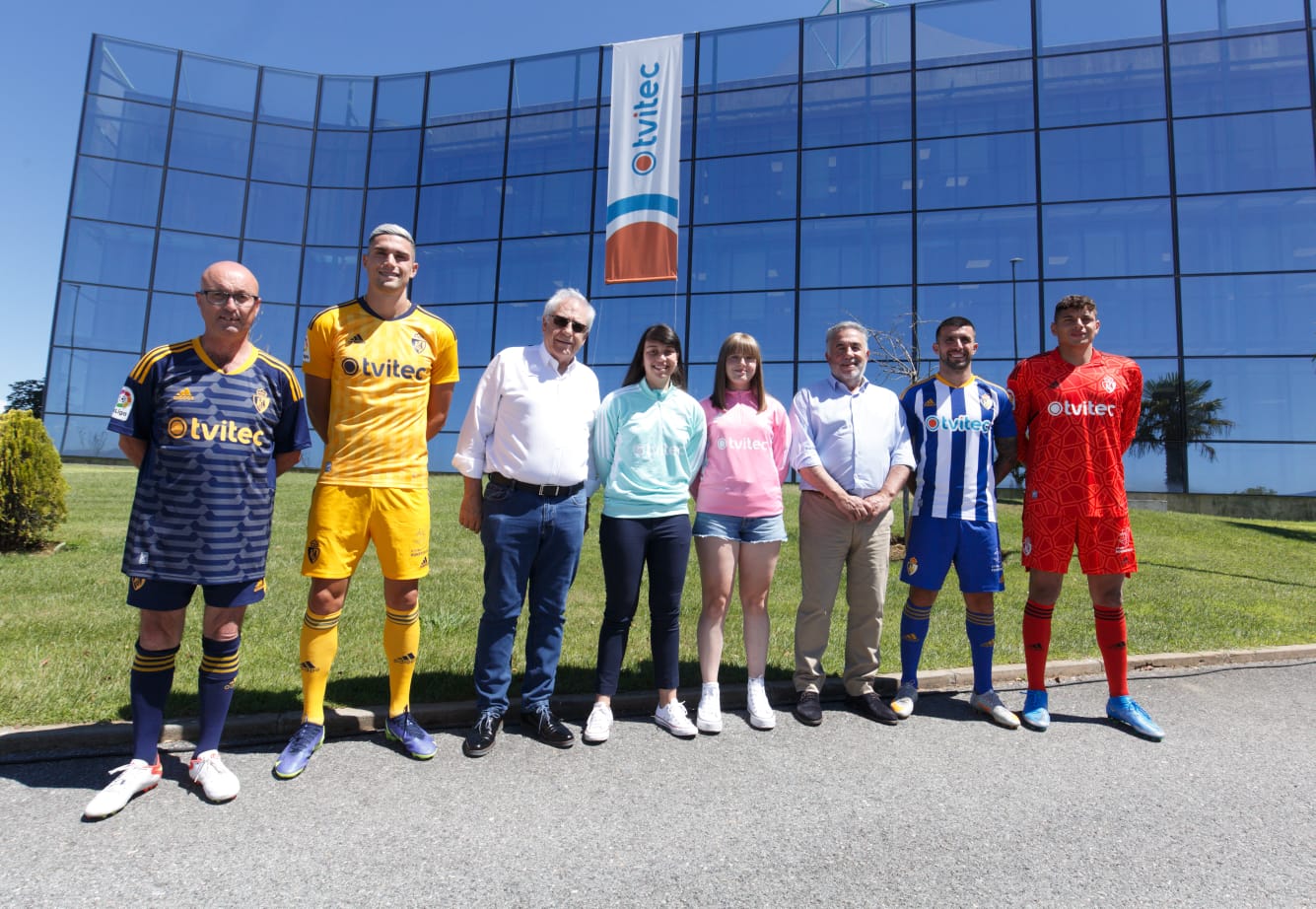 El club berciano ha presentado sus nuevas equipaciones en la sede de Tvitec, nuevo colaborador del club, con una referencia clara a El Bierzo en la tercera camiseta