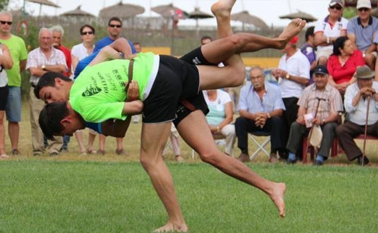 Dos luchadores durante un momento del combate