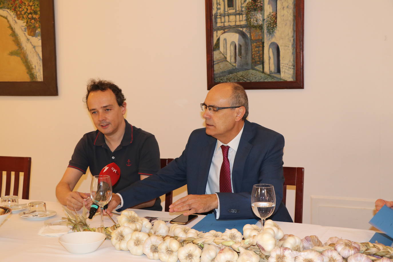 Director del Hotel de la Real Colegiata, Alberto Martínez, y el alcalde de Santa Marina del Rey, Francisco Javier Álvarez, en la rueda de prensa de presentación de la Feria del Ajo 2022.