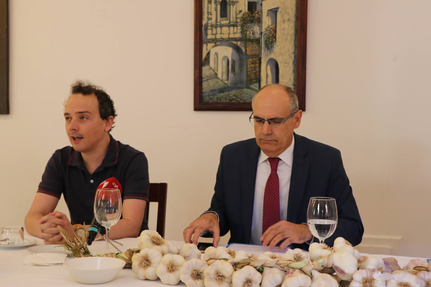 Director del Hotel de la Real Colegiata, Alberto Martínez, y el alcalde de Santa Marina del Rey, Francisco Javier Álvarez, en la rueda de prensa de presentación de la Feria del Ajo 2022.