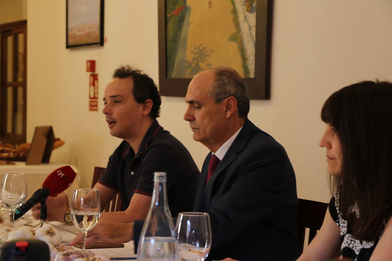 Director del Hotel de la Real Colegiata, Alberto Martínez, y el alcalde de Santa Marina del Rey, Francisco Javier Álvarez, en la rueda de prensa de presentación de la Feria del Ajo 2022.