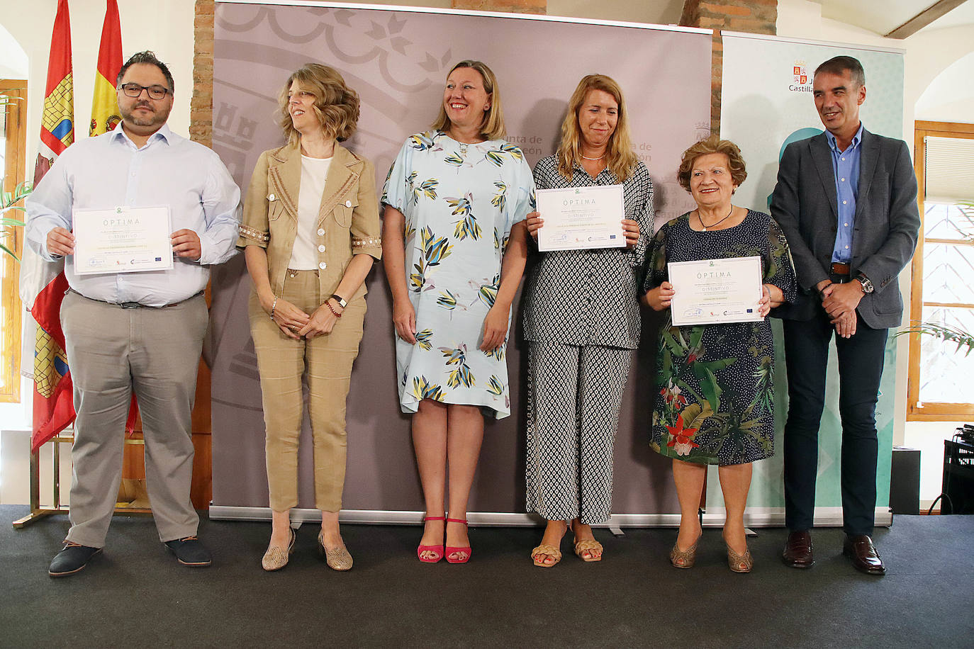 La consejera de Familia e Igualdad de Oportunidades, Isabel Blanco, entrega los Distintivos Óptima Castilla y León