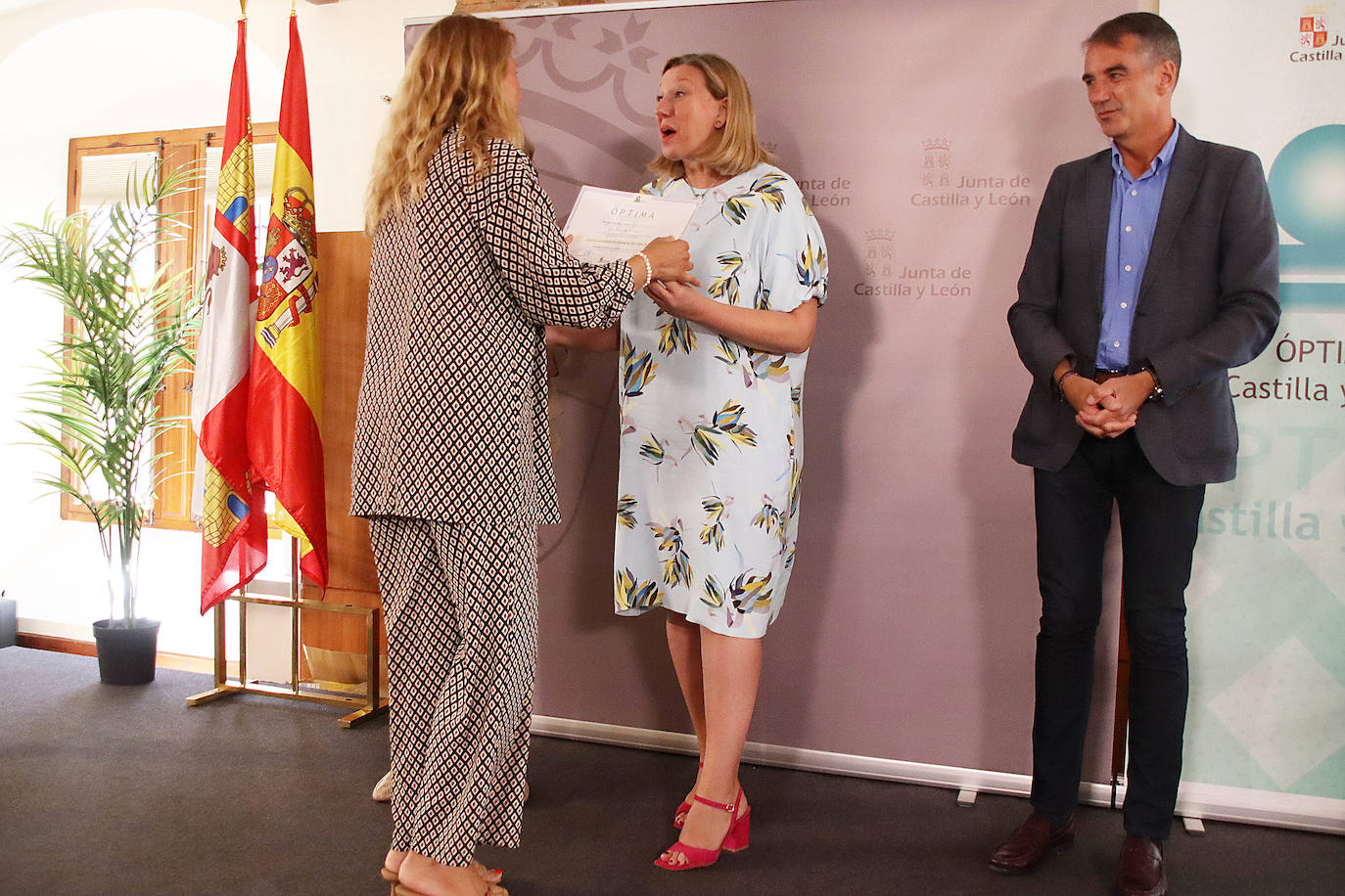 La consejera de Familia e Igualdad de Oportunidades, Isabel Blanco, entrega los Distintivos Óptima Castilla y León