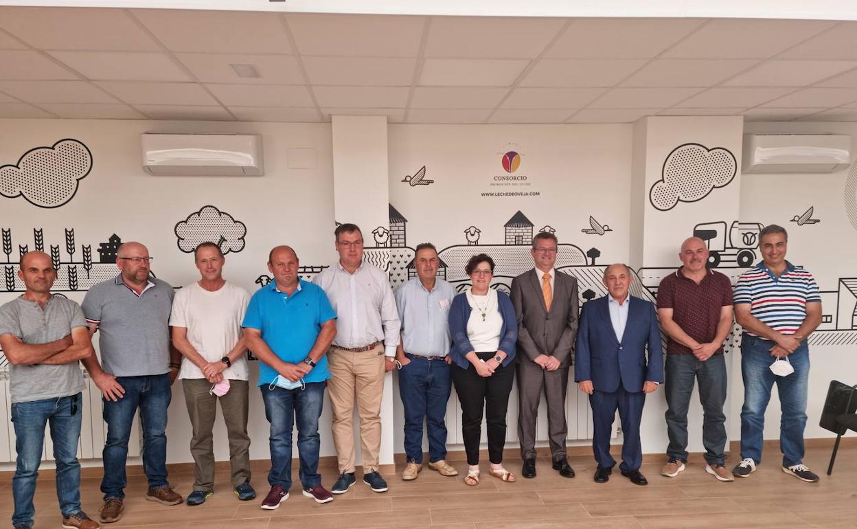 El consejero de Agricultura junto a representantes del Consorcio Promoción del Ovino. 