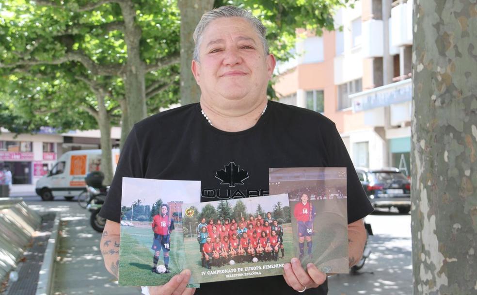 Celsa García posa con varias fotografías de su etapa con la selección española.