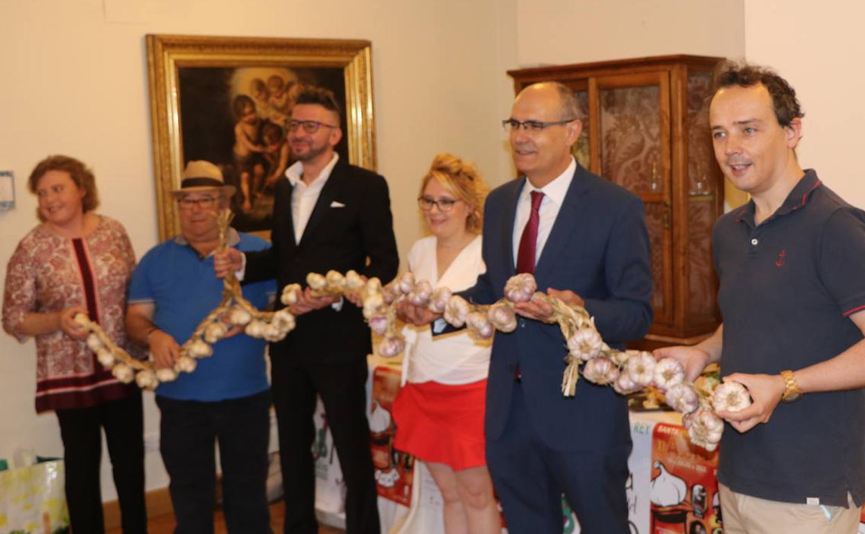 Director del Hotel de la Real Colegiata, Alberto Martínez, y el alcalde de Santa Marina del Rey, Francisco Javier Álvarez, en la rueda de prensa de presentación de la Feria del Ajo 2022. 