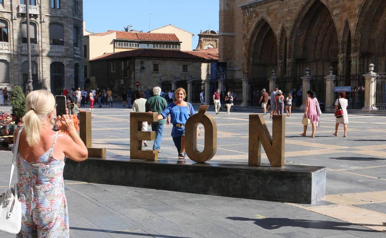 Turistas se fotografían junto a la Catedral de León. 