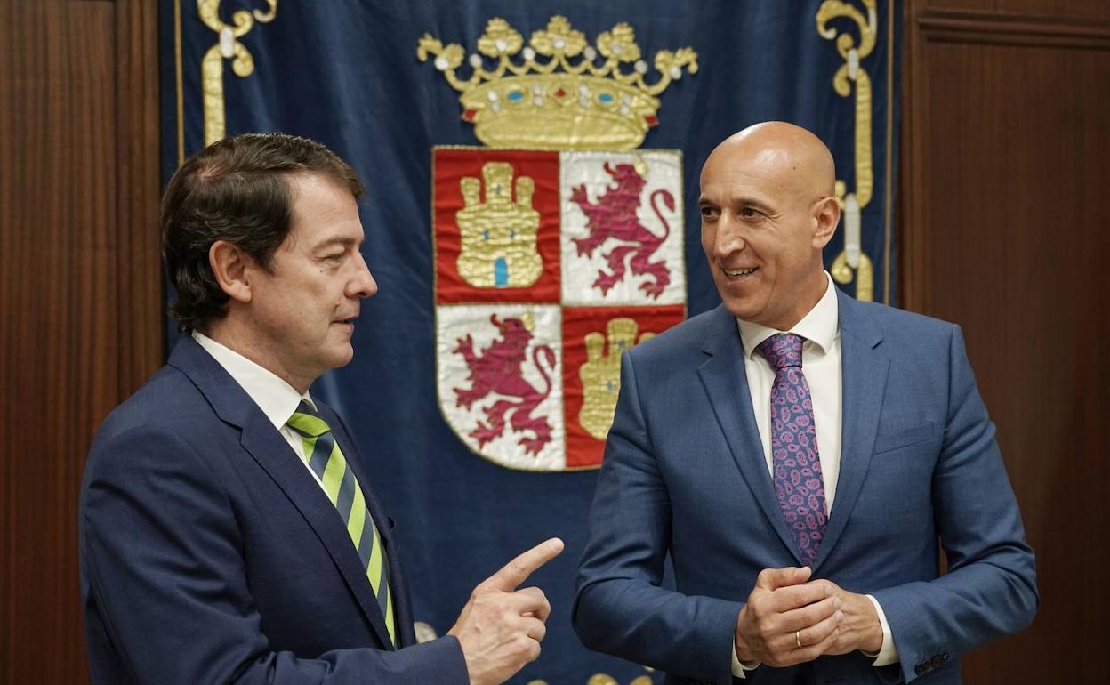 Alnfonso Fernández Mañueco y José Antonio Diez durante su encuentro este viernes. 