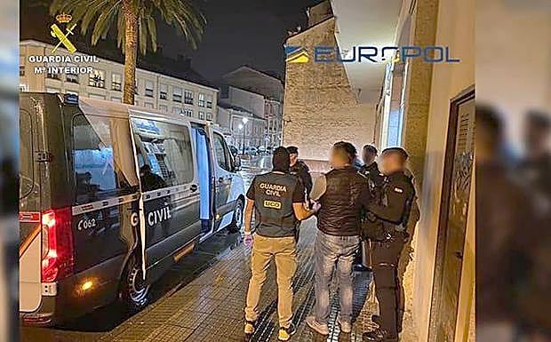 Imagen principal - Imagen del operativo realizado para la desarticulación del grupo criminal. 