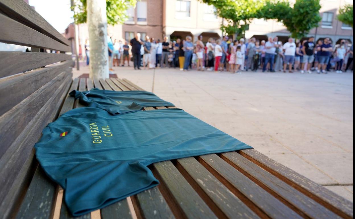 os vecinos, junto a dos camisetas de la Guardia Civil en el lugar del homenaje. 