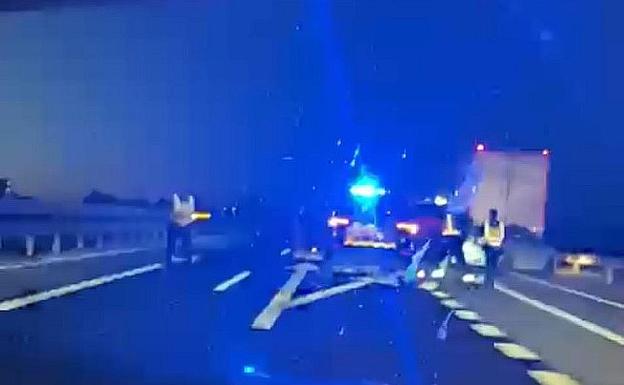 Efectivos de la Guardia Civil durante la persecución al vehículo pesado.