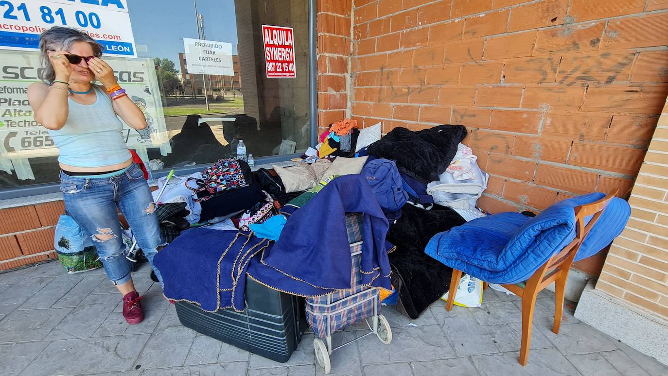 La dura vida de Jessica. Las paredes de su vivienda son el viento y cada noche le cubren las estrellas | Vive en la calle, ahora en el paseo de La Corredera, junto a la Plaza de Toros, y no hay forma de recuperar su normalidad. «Llevo en León muchos años. ¿En la calle? Ni recuerdo el tiempo. Algún día me gustaría volver a tener una casa», afirma.