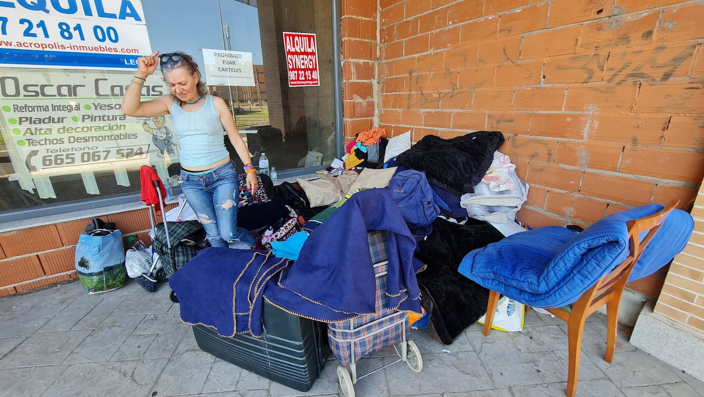 La dura vida de Jessica. Las paredes de su vivienda son el viento y cada noche le cubren las estrellas | Vive en la calle, ahora en el paseo de La Corredera, junto a la Plaza de Toros, y no hay forma de recuperar su normalidad. «Llevo en León muchos años. ¿En la calle? Ni recuerdo el tiempo. Algún día me gustaría volver a tener una casa», afirma.