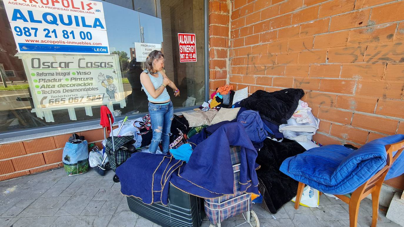 La dura vida de Jessica. Las paredes de su vivienda son el viento y cada noche le cubren las estrellas | Vive en la calle, ahora en el paseo de La Corredera, junto a la Plaza de Toros, y no hay forma de recuperar su normalidad. «Llevo en León muchos años. ¿En la calle? Ni recuerdo el tiempo. Algún día me gustaría volver a tener una casa», afirma.