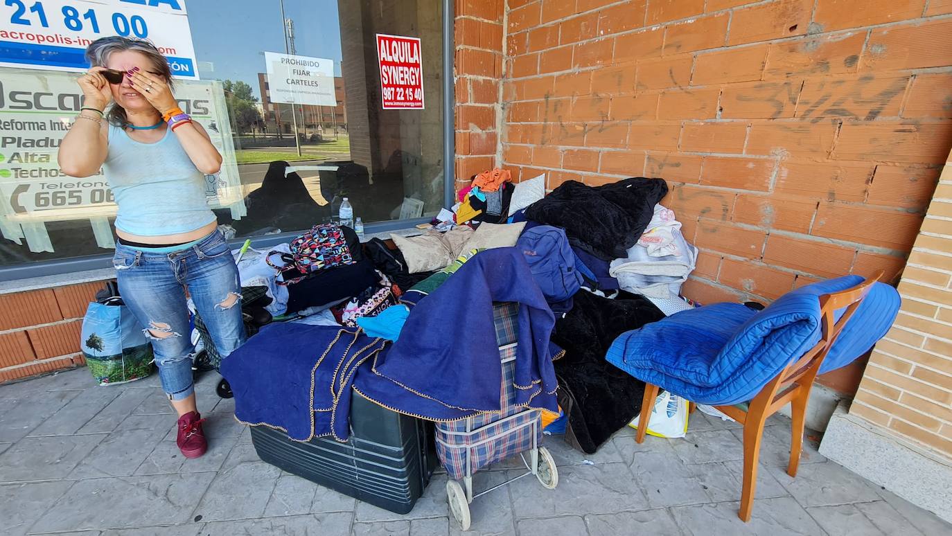 La dura vida de Jessica. Las paredes de su vivienda son el viento y cada noche le cubren las estrellas | Vive en la calle, ahora en el paseo de La Corredera, junto a la Plaza de Toros, y no hay forma de recuperar su normalidad. «Llevo en León muchos años. ¿En la calle? Ni recuerdo el tiempo. Algún día me gustaría volver a tener una casa», afirma.